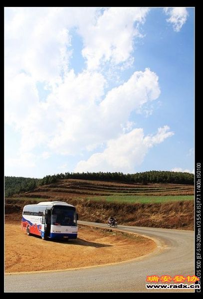 我们的交通工具--39座的大巴，全程跟随我们。