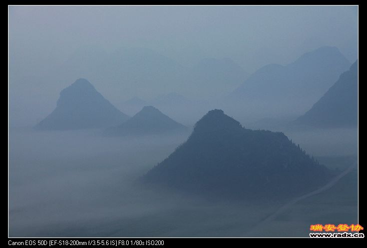 雾朦胧，月儿天上挂！