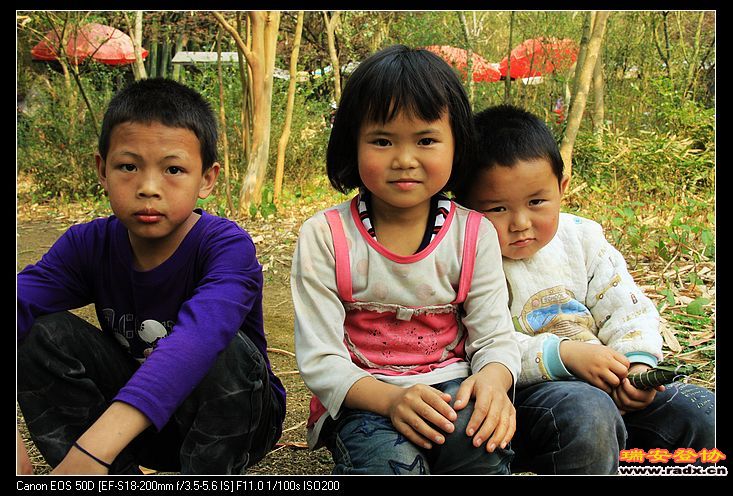 小男孩非常害羞，后在我的引导下，哈哈，笑起来。。。奖励每人20元。