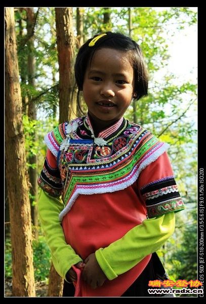 哈尼族小姑娘，活泼可爱。
