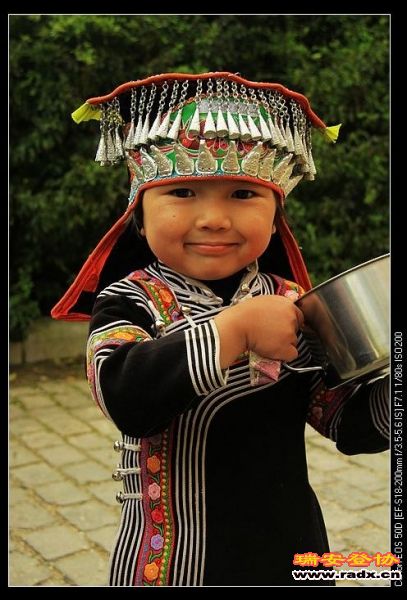 买鸡蛋的哈尼族小姑娘，可爱至极。