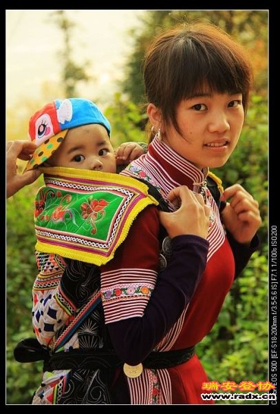 在村口，正碰到娘儿俩去赶集。