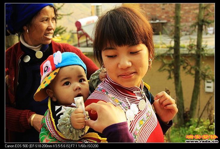 给小孩压岁钱，喜庆喜庆。