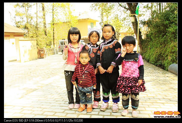 村口的孩子们，你们渴望什么？