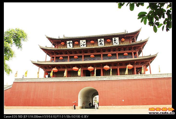 建水古城--中国历史文化名城，此东门楼号称“小北京”，时间比北京城楼早28年。