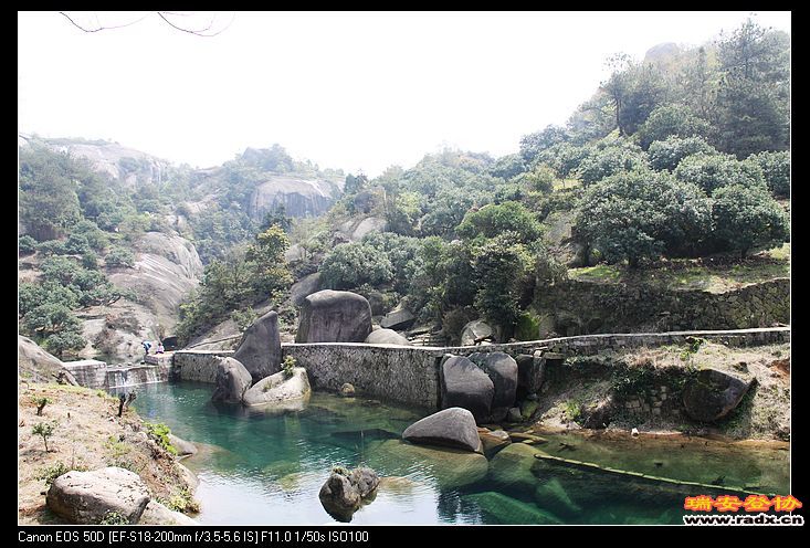 山水间，俩驴友，开始准备中饭。