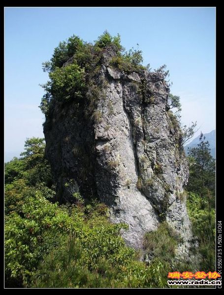 挡住我们前进方向的这块石头，只能绕其左边过！