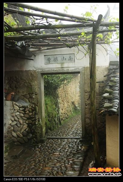 跨过门廊，迎来的是耕读人家。