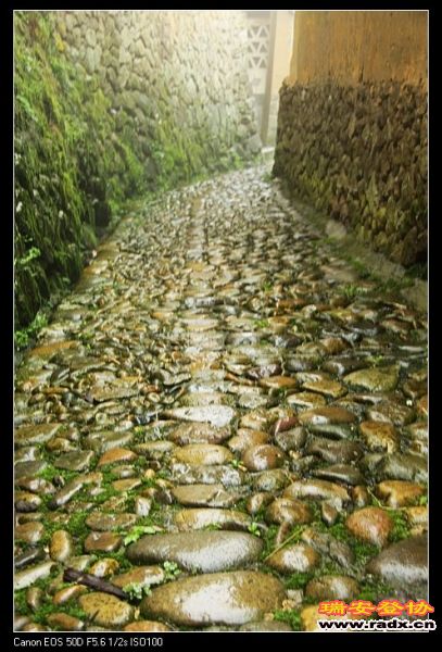 细雨朦胧，石路湿润后，发出亮丽的光芒，串连古今。