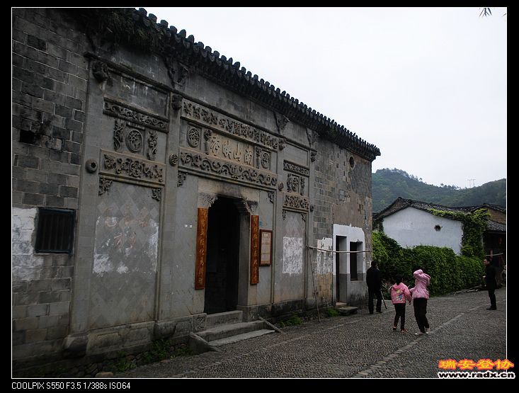 古朴的房子吸引现代人去探望，遐想。。。