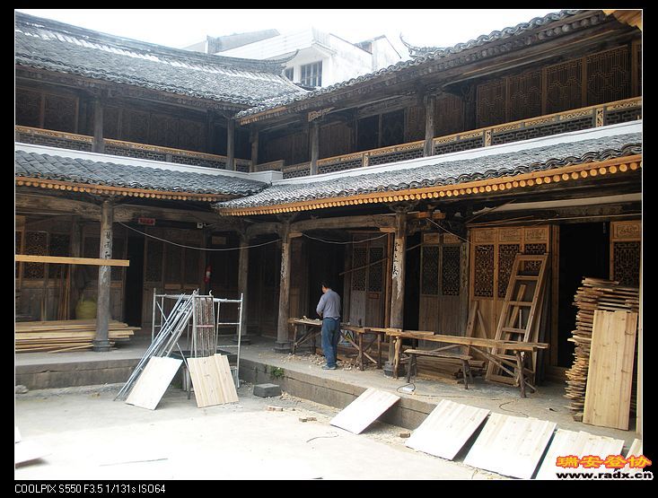 大屋正在维修，我们看到已重视文物保护的希望。