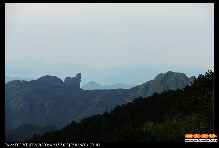 远眺石姆岩，巍巍壮观。