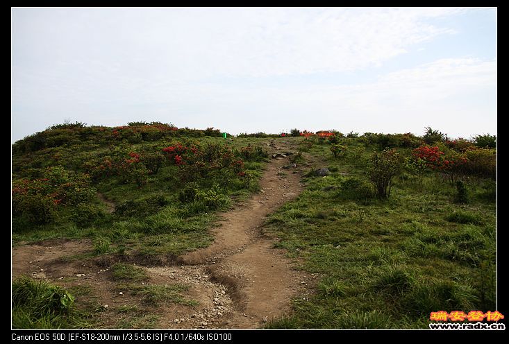 山顶平台，平坦，感悟心灵洗涤。