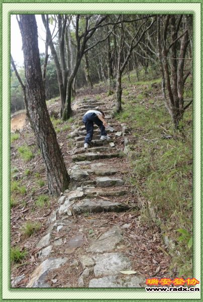 nEO_IMG_土路尽头石阶路上行.jpg