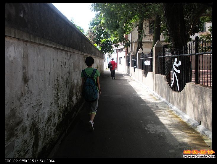 轻轻地走过幽静的小巷，不惊动任何东西。