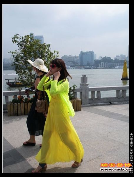 身旁飘过的美女，增加旅游的内涵。