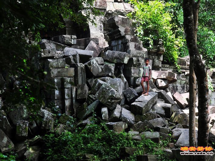 崩密列-离吴哥50公里，没有修复，这是门口.jpg