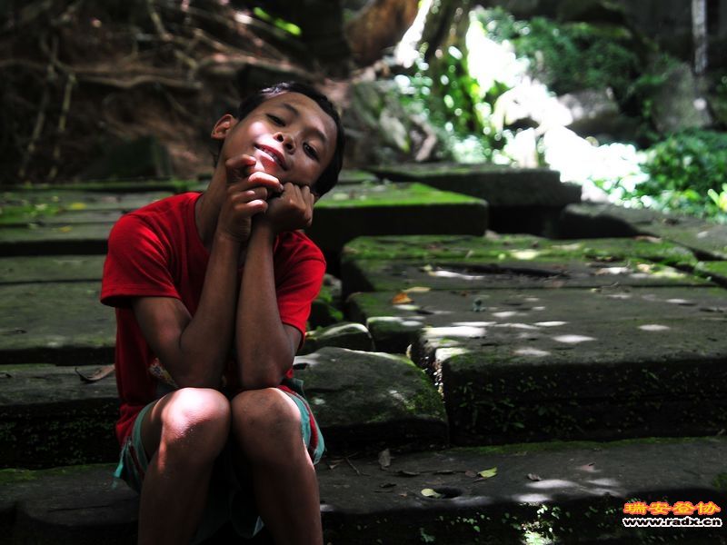 吴哥小孩-在一些坍塌的旅游团不去的寺庙，一些小孩带游客进去讨点小费，大致给1刀.jpg