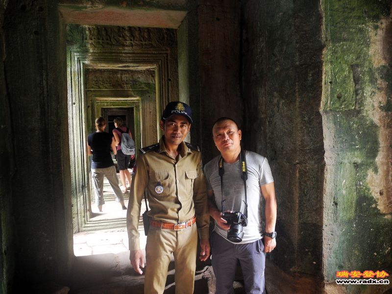 高棉的微笑-圣剑寺与警察合影，这里的警察会招呼游客走哪里好看什么角度好看，以赚点小.jpg