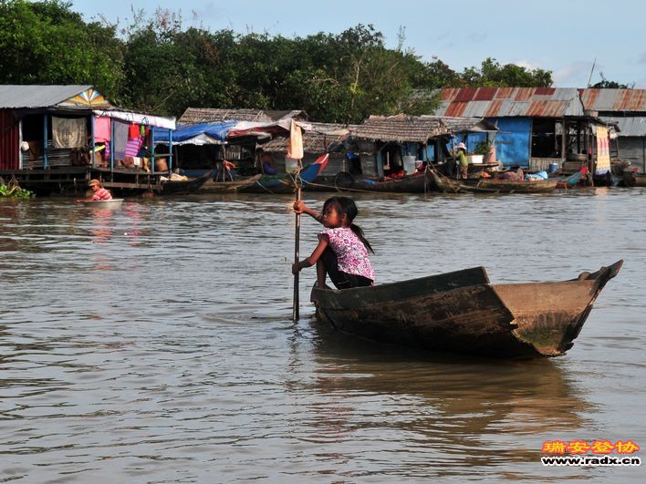 柬埔寨越南浮村-水上小孩.jpg