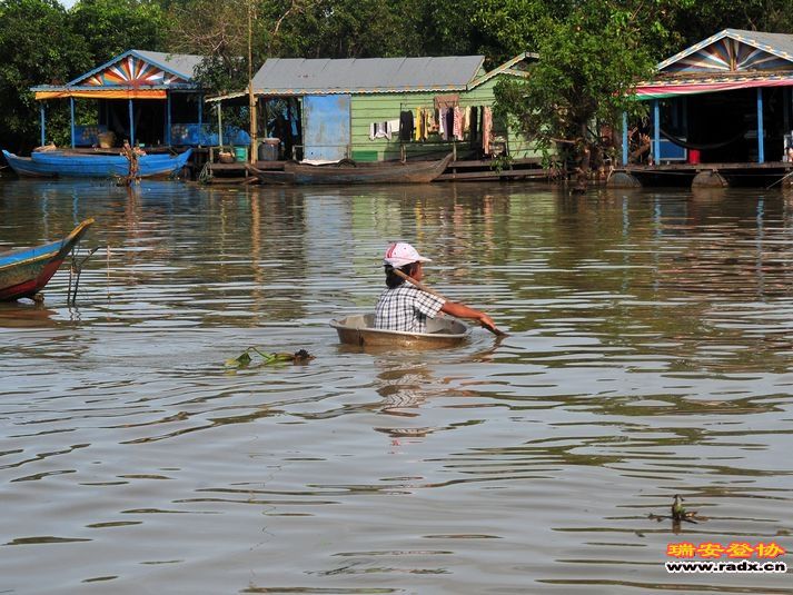 柬埔寨越南浮村-水上小孩 (2).jpg