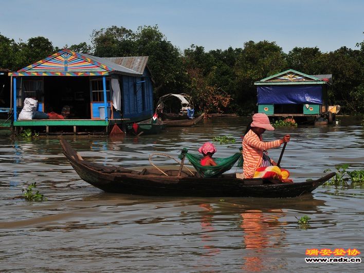 柬埔寨越南浮村-船上一个肚里一个.jpg