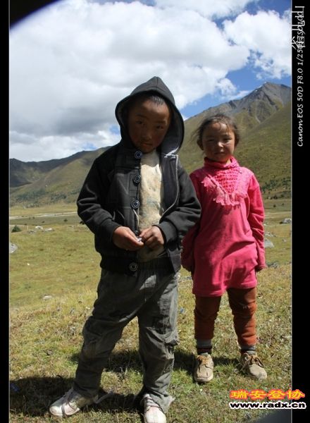 路边的小孩渴望的看着我们，希望我们给点吃的