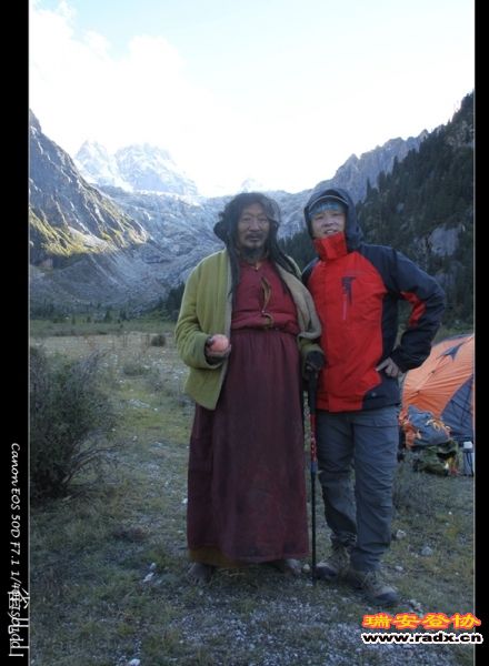 赶紧和大仙合影，还真是光脚的