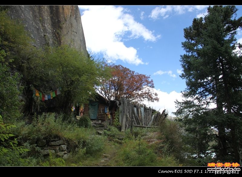 赤脚大仙崖壁上的别墅