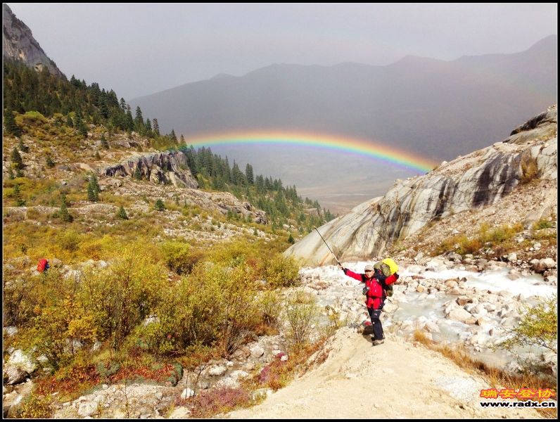 路上看见彩虹了！