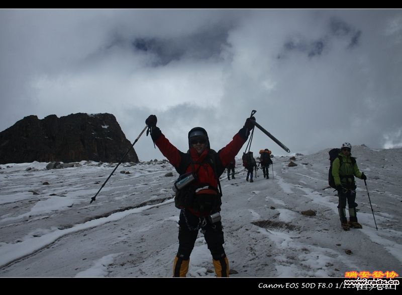 兴奋的欢呼雀跃