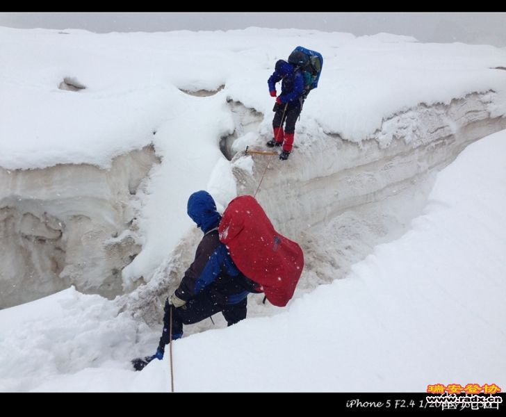 清华大学登山队队长严冬冬就是掉进这样的冰裂缝活活冻死