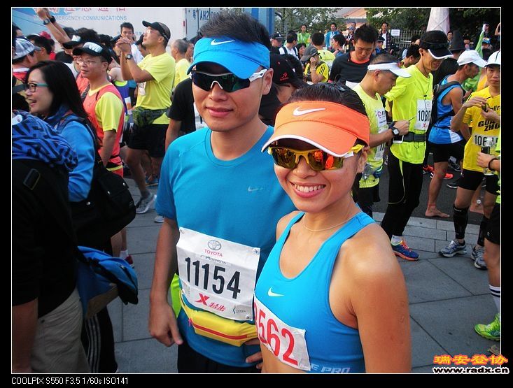 又是一对情侣参加比赛。