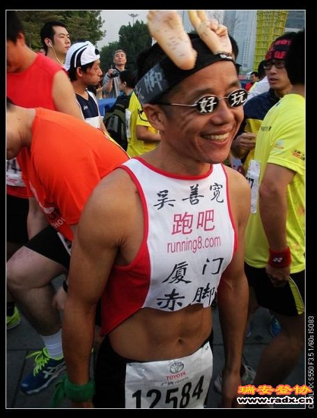 闻名全国马拉松界的的厦门跑友--律师伍善宽，在跑杭马时我曾碰到过，成绩全程2小时50分，厉害。