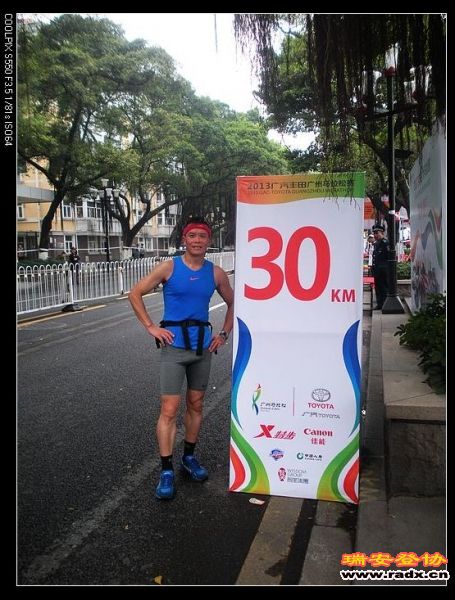 艰难的时刻来临了，32公里处脚抽筋，唯一一次。