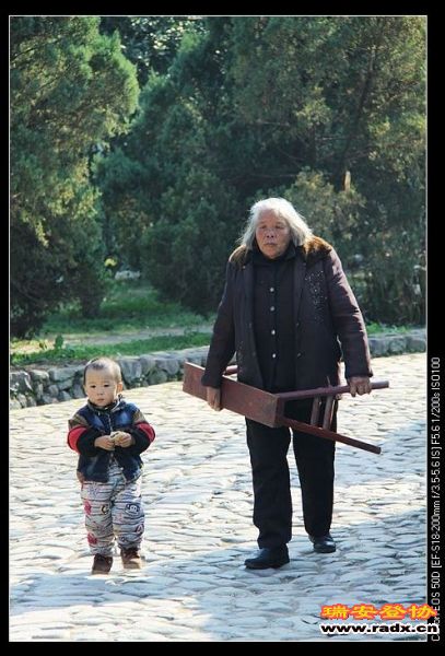 祖孙带凳去看戏