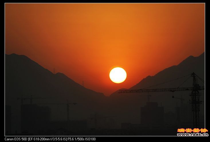 在高速行驶的汽车里拍出的落日效果还是可以哦。