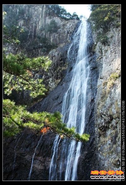 水现在虽然少，但是瀑布也很壮观，加上松树，悬崖，更增添了几份气氛。。