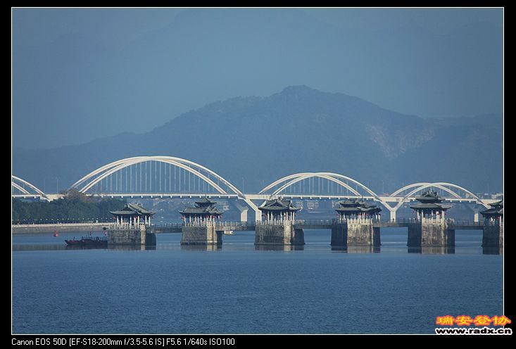 古代文明与现代文明的碰撞。