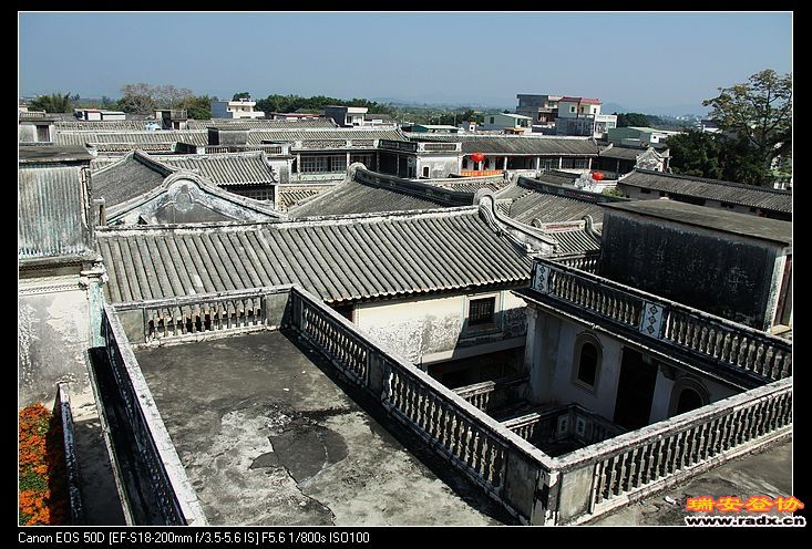 相机举在头顶上拍摄。