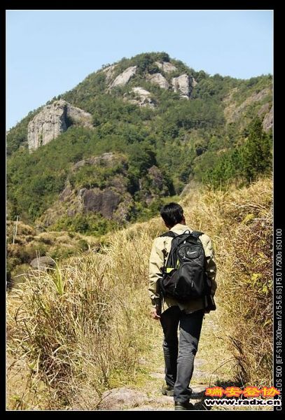 徒步部分山路。