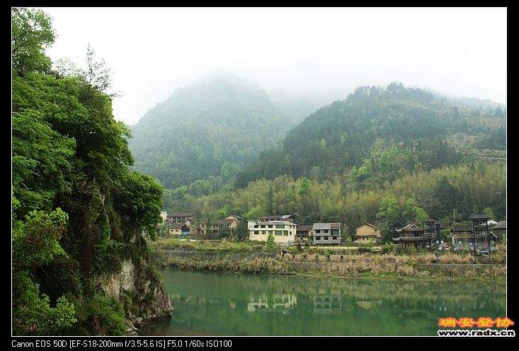 绿水潺潺，宛如人在仙境。