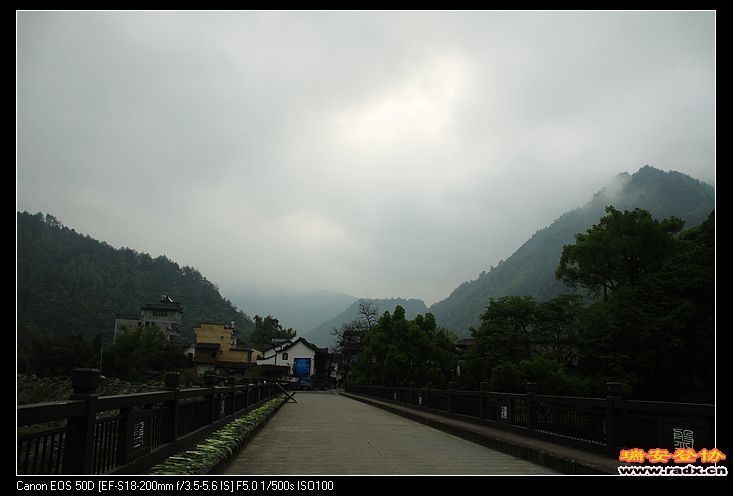 古村被大山怀抱，显得格外宁静。