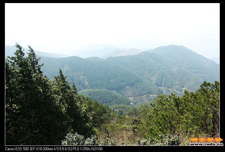 登顶凝望，群山连绵。