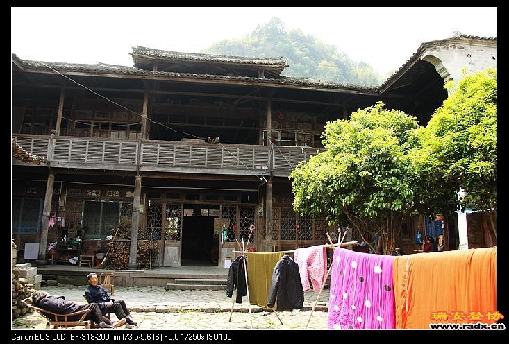 村中随处可见80多，90多岁的老人。