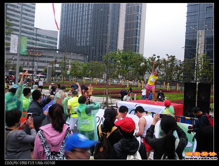 跑前的热身互动，有助于提高成绩。