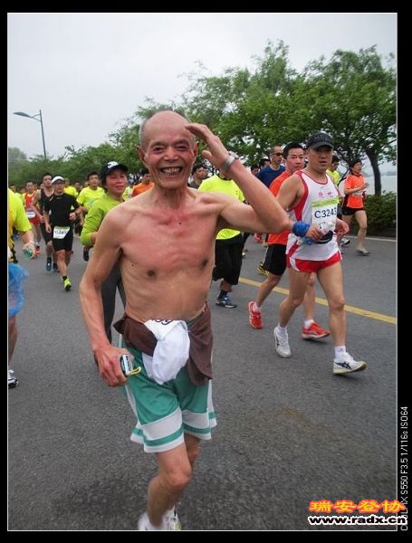 73岁，江苏江阴徐霞客镇人，年轻时就喜欢体育，已跑了俩个全程，今跑半程！