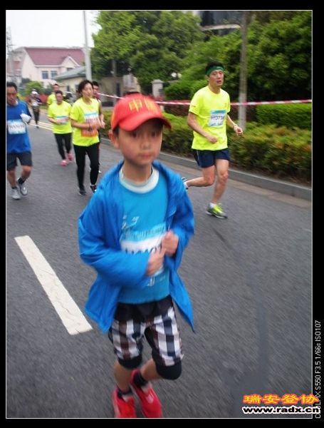 这么小就参加半程，佩服佩服！