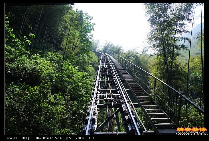 地面缆车上鸡鸣古村，70元（也可以走山路，在右边，但不允许）