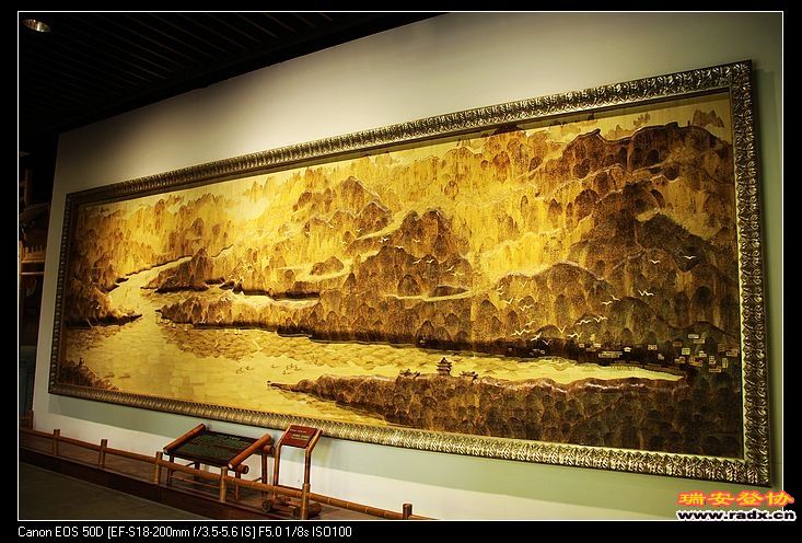 用竹衣做成的山水画，很奇妙独特。